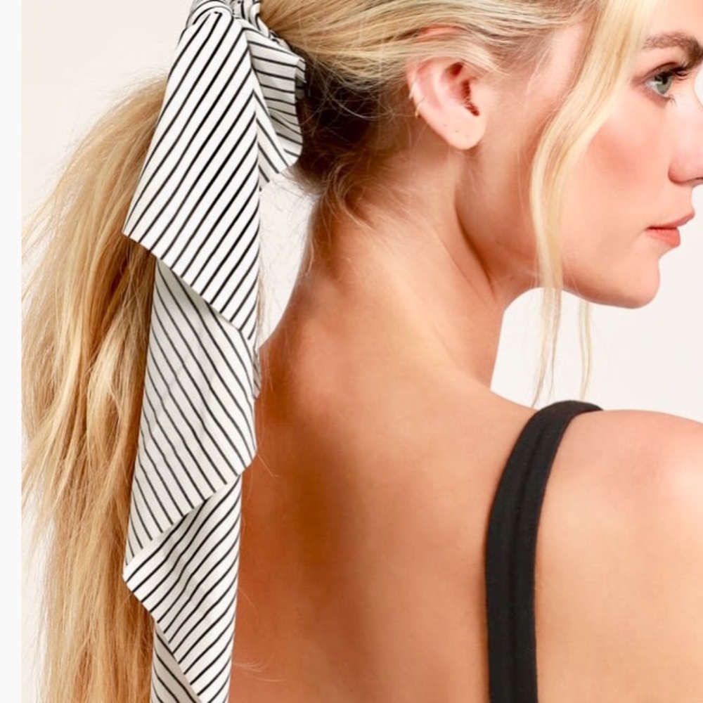 HP#164 ๐๐ NWT Luluโs With a Twist Striped Tie - Picture 1 of 4